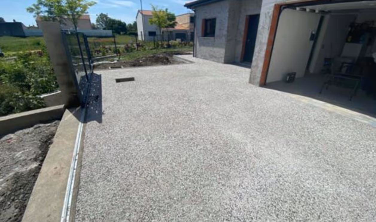 Terrain décaissé et fouilles de fondations sur un chantier de terrassement à Aulnat